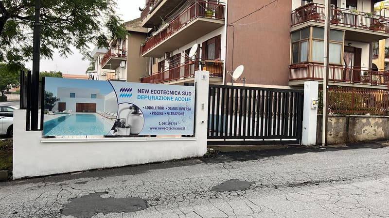 Insegna New Ecotecnica Sud all'ingresso della sede di Sant'Agata Li Battiati