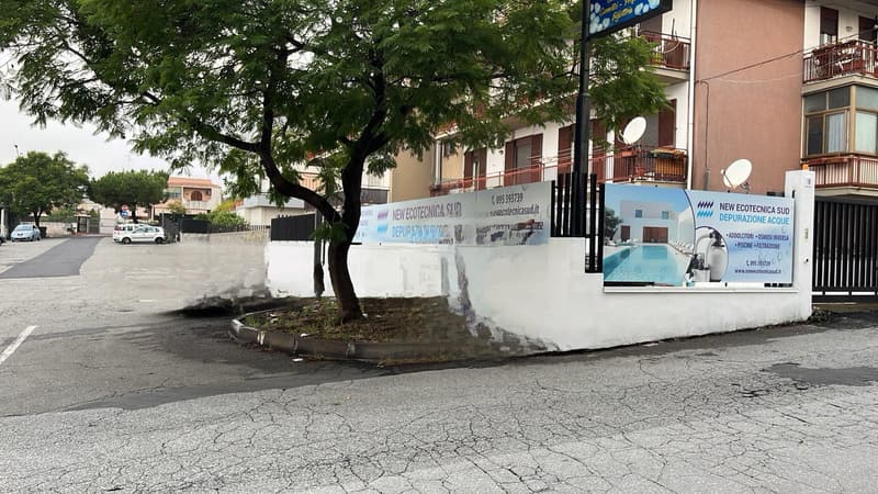 Cartelli New Ecotecnica Sud lungo il muro perimetrale della sede