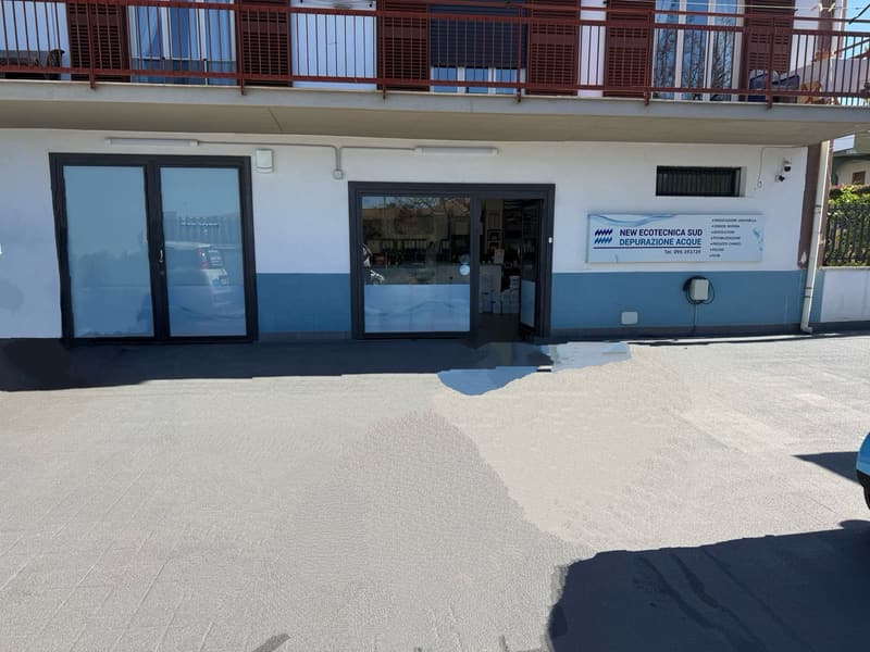 Ingresso dello showroom New Ecotecnica Sud con vetrina e insegna