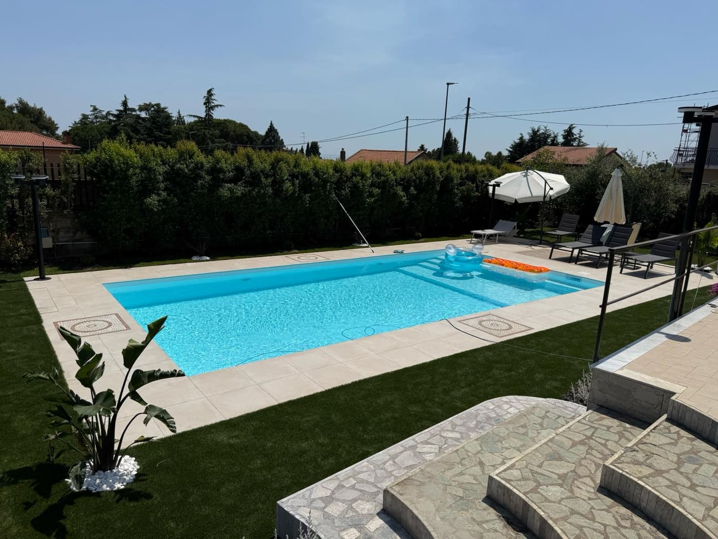 Piscina interrata con solarium realizzata da New Ecotecnica Sud